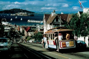 Los cable cars recorren calles empinadas, famosos puntos de la ciudad y ofrecen bonitas vistas