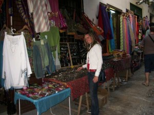 En el barrio del Albaicín donde hay más artesanos y donde se pueden encontrar puestos de artesanía.