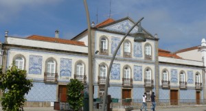 Uno de los bellos edificios que descubrir en Aveiro con sus azulejos decorándolo.