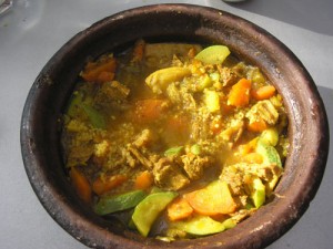 Uno de los tajine típicos con carne, cuscus y verduras