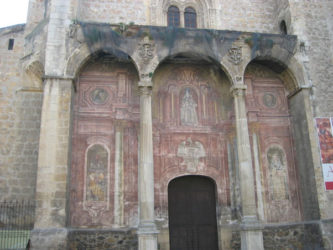 Fachada renacentista con arcos de medio punto en la Iglesia de Santo Domingo
