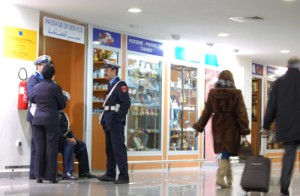 Unos policías marroquíes en el aeropuerto de Marrakech