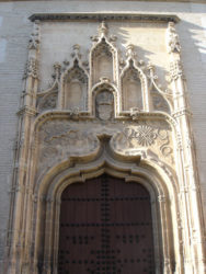 Majestuosa portada de estilo gótico del Monasterio de Santa Isabel la Real