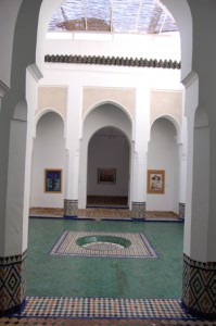 Luminoso y hermoso patio del museo de Marrakech