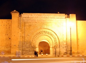 La importante puerta Bab Agnou vista por la noche