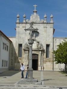 Junto a la entrada a la catedral se encuentra el Cruceiro de Santo Domingo.