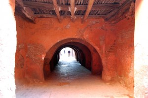 Caminar por las callejuelas de Marrakech es seguro generalmente.