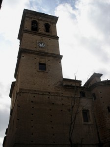 Torre con el campanario y el reloj de la iglesia del Salvador.