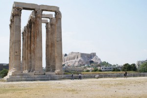 Las grandiosas columnas, con la Acrópolis al fondo