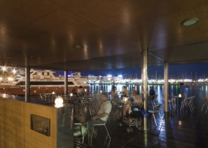 Vista de una animada cafetería en el puerto deportivo de Alicante