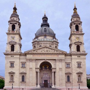 Magnífica postal de la imponente Basílica de San Esteban de Budapest.
