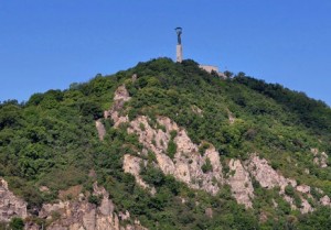 Imagen del Monte Gellert con el monumento a la Libertad en todo lo alto del mismo