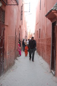 Una callejuela de Marrakech llena de vida en esta ocasión