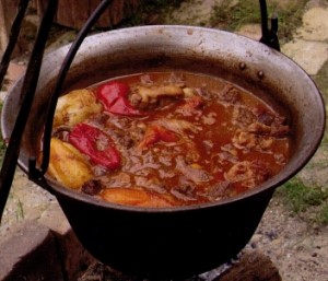 Uno de los platos más tradicionales es el goulash, de fama mundial y que consiste en una antigua receta.