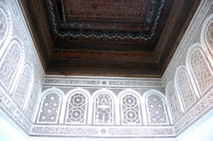 Detalle de las paredes bellamente decoradas del palacio Bahía