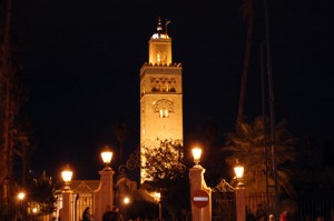 Por la noche tiene una bella estampa el minarete de la Koutoubia