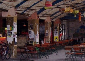 Aunque no lo parezca esto es un bar de copas, el mítico Kuplung de Budapest.