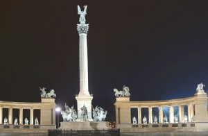 Vista nocturna de parte de la hermosa plaza con sus columnas y estatuas que la decoran.