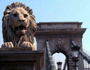 Detalle de un león que vemos en el puente de las cadenas.