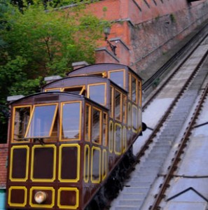 El curioso funicular que va hasta el Castillo de Buda es otro transporte que se usa en esta ciudad.