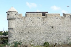 La torre de vigilancia del castillo y sus muros de sillería