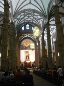Su interior gótico con sus hermosas bóvedas y columnas