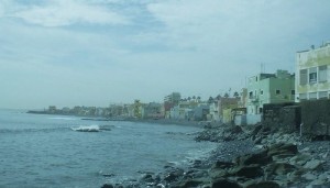 Vista de la playa de San Cristóbal con las casas cerca de ella