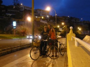 Dos jóvenes que se mueven en bicicleta por Las Palmas