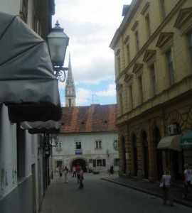 Vemos una torre de la catedral de Zagreb al fondo de esta calle